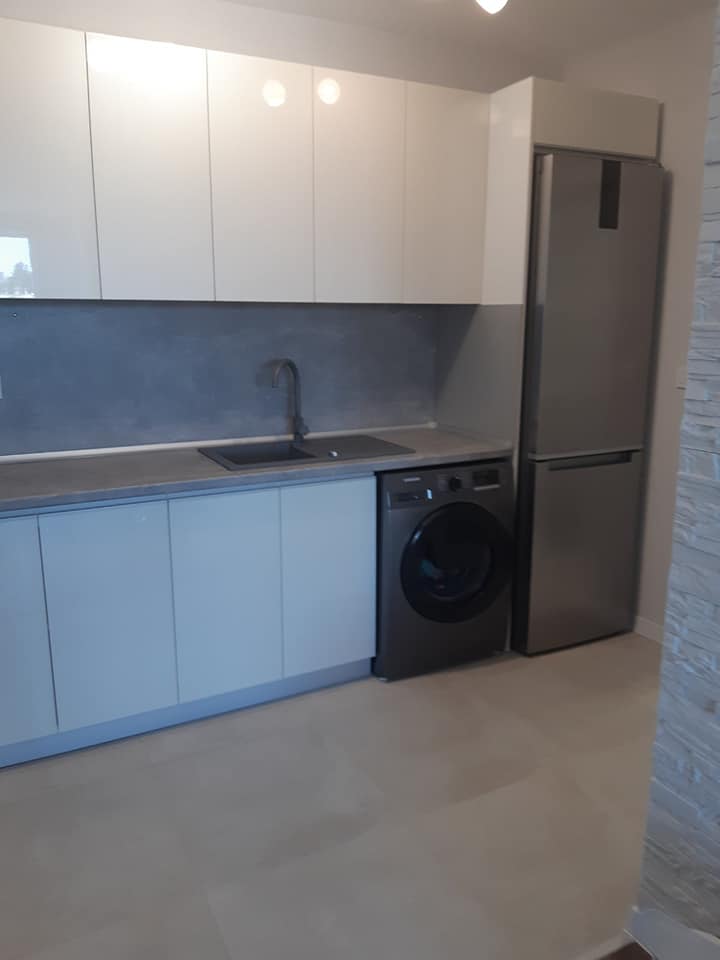 U-образна кухня с висок гланц и бетонна визия снимка 1