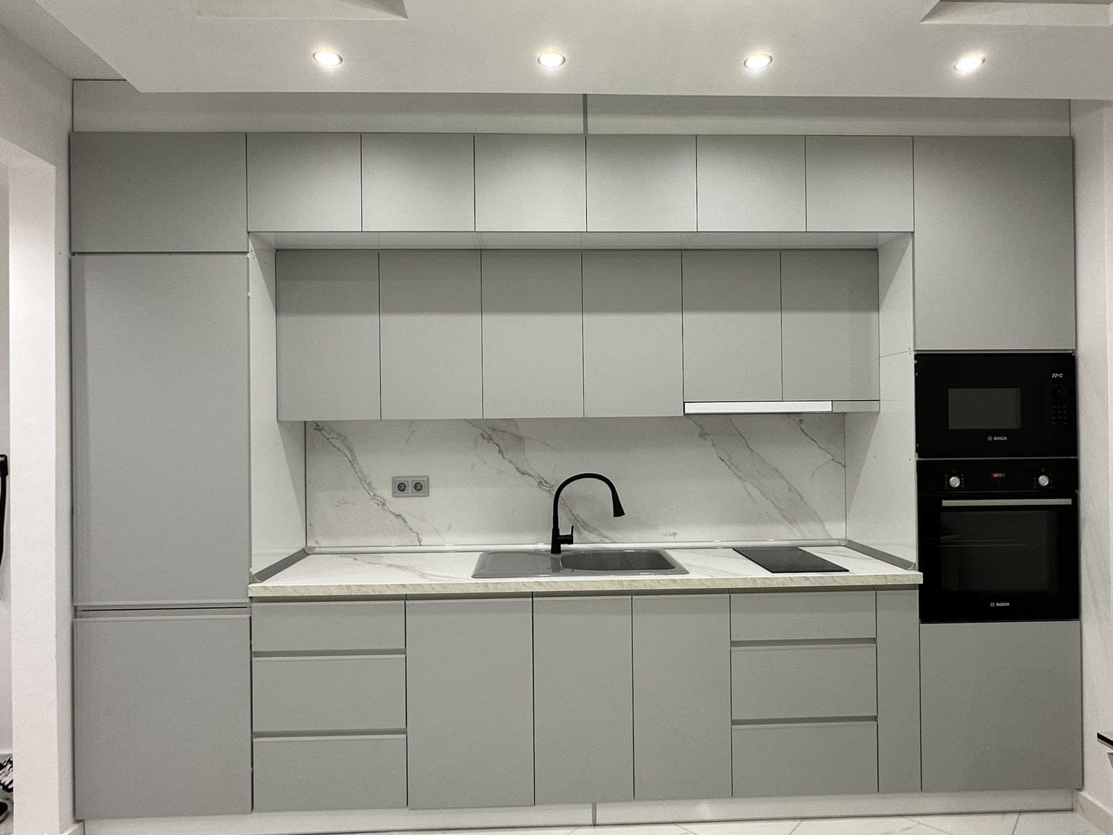 Права кухня Сив Мат с Мраморен Гръб и Плот снимка 1